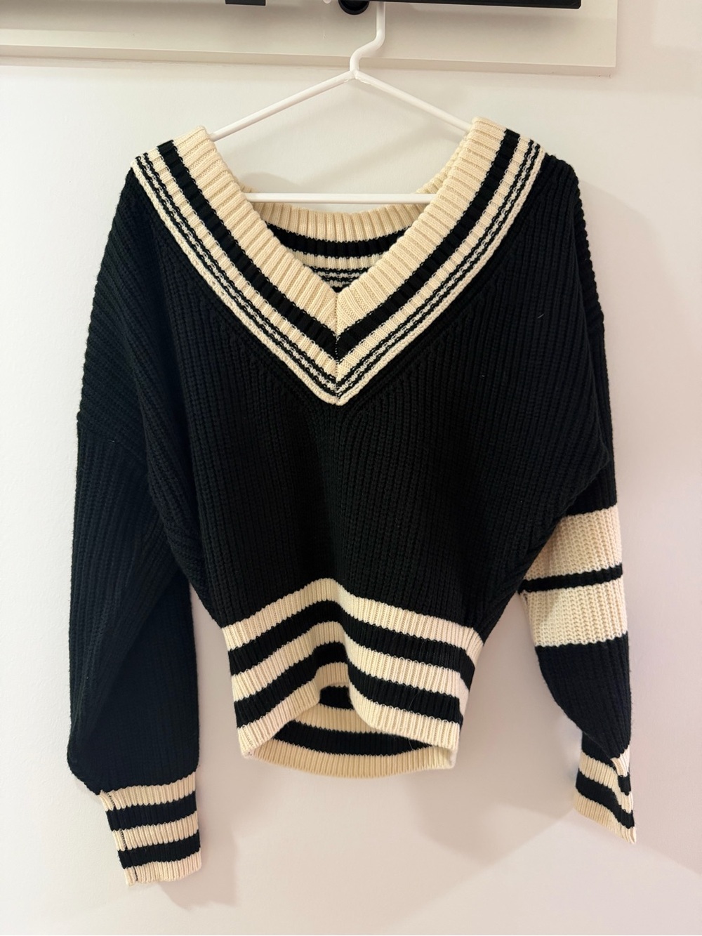 Steve Madden Black and Cream V-Neck Striped Pullover Sweater